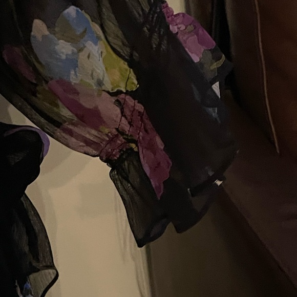 Gorgeous semi-sheer floral blouse - Picture 2 of 8